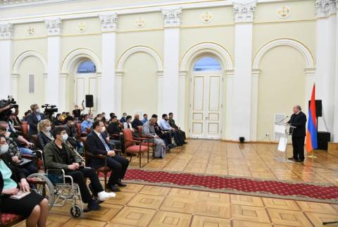 Արմեն Սարգսյանը հյուրընկալել է պատերազմում վիրավորված և բուժվող մի խումբ զինծառայողների ու նրանց հարազատներին
