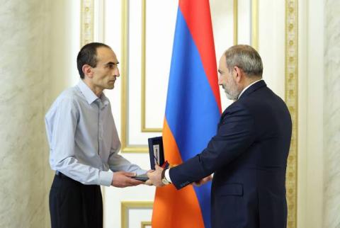 Pashinyan hands over Order of Motherland awarded to Arkady Ter-Tadevosyan to late commander’s son