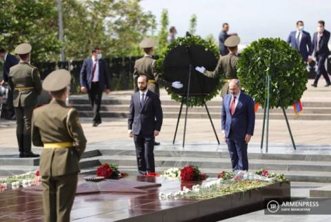 في ذكرى النصر بالحرب الوطنية العظمى-العالمية ال2-رئيس وزراء أرمينيا بالإنابة ورئيس البرلمان يكرمان ذكرى الشهداء بيريفان