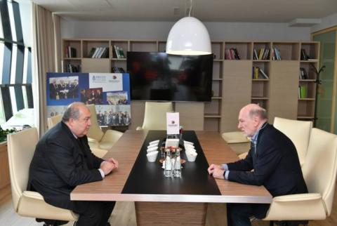 Le Président Armen Sarkissian a visité l'école de gestion Skolkovo à Moscou