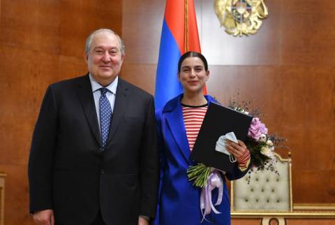 Նախագահ Արմեն Սարգսյանը պետական պարգև է հանձնել հանրաճանաչ օպերային երգչուհի Հասմիկ Գրիգորյանին