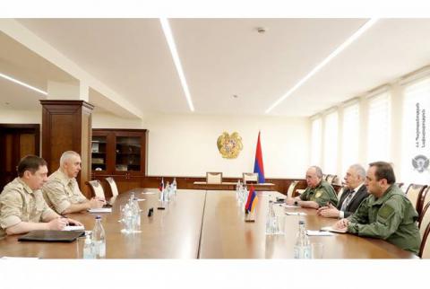 Caretaker defense minister, Commander of Russian peacekeeping troops discuss Armenia-Azerbaijan border situation