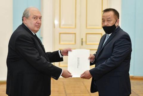 New Ambassador of Mongolia presents credentials to Armenian President