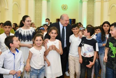 Armen Sarkissian a reçu dans son palais présidentiel des enfants des villages frontaliers et réfugiés de l’Artsakh  