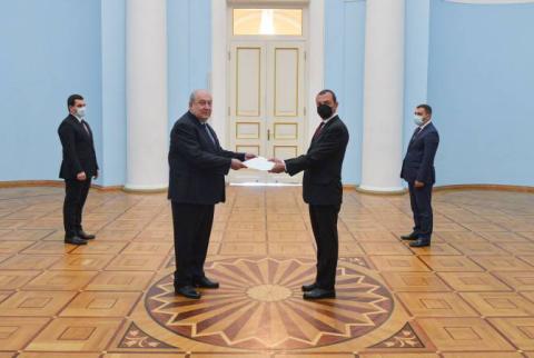 New Ambassador of Italy presents credentials to Armenian President