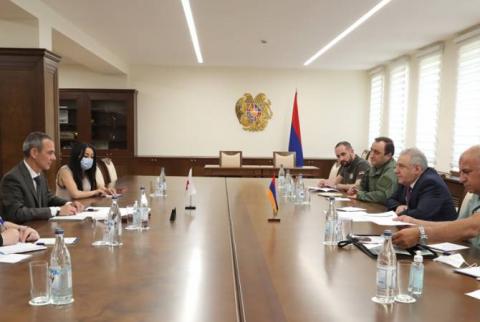 Armenian Defense Ministry, ICRC Delegation discuss issue of missing in action and hostages