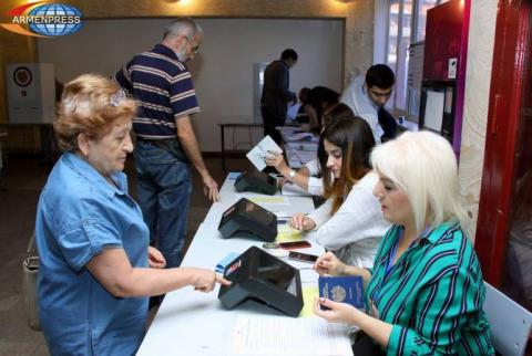  Un observateur international rapporte le calme du déroulement des élections au  bureau de vote d'Erevan