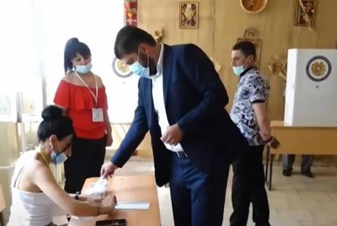 Давид Санасарян проголосовал на внеочередных парламентских выборах