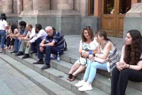 Անհետ կորածների ծնողները Նիկոլ Փաշինյանի հետ հանդիպում են պահանջում