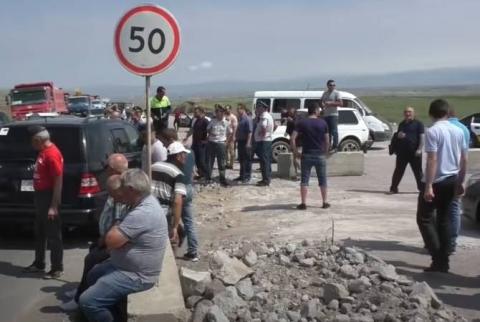 Շիրակի մարզի մի քանի գյուղերի բնակիչներ ոռոգման ջրի խնդրով փակել են Երևան-Գյումրի ճանապարհը