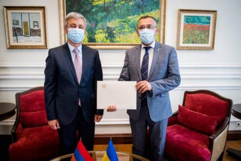 Посол Армении вручил копии верительных грамот руководству МИД Украины