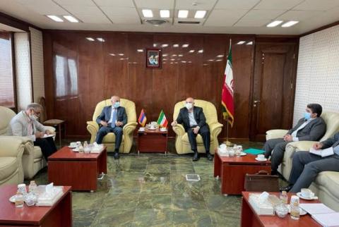 Ermenistan’ın Tahran Büyükelçisi İran Hükümet üyesiyle 3. yüksek gerilim enerji nakil hattının inşa projesini ele aldı