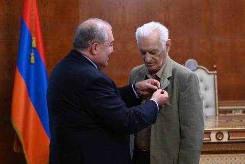 Le Président Armen Sarkissian a remis une haute distinction d'Etat à l'architecte honoré Sashur Kalashyan