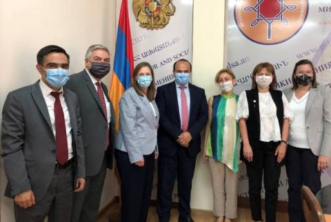 Lynn Tracy discute des efforts américains pour soutenir les familles de réfugiés du conflit en Artsakh