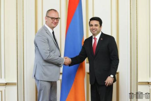 Alen Simonyan a reçu Alexey Sandikov