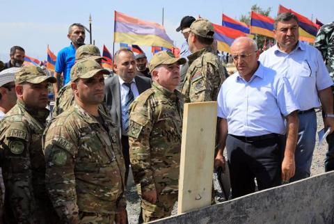 Armenian Defense Minister visits Yerablur, meets with relatives of fallen soldiers