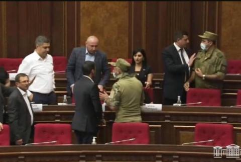 Ալեն Սիմոնյանն Աննա Մկրտչյանին դահլիճից հեռացնելու որոշում կայացրեց և 20 րոպեով ընդմիջեց նիստը