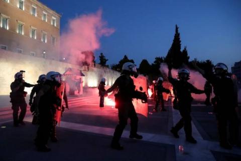 В Афинах произошли беспорядки на митинге против обязательной вакцинации
