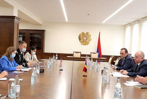 Karapetyan ve Tracy savunma alanında Ermenistan-ABD işbirliğine yeni bir ivme kazandırma olanaklarını görüştüler
