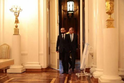 Ararat Mirzoyan ile Sergey Lavrov, ortak basın toplantısında açıklamalarda bulunuyor