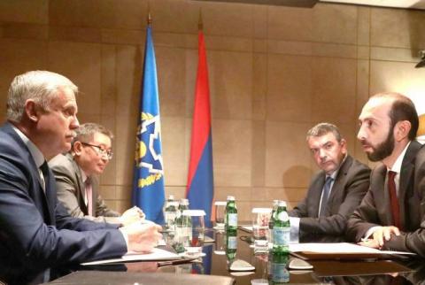 وزير خارجية أرمينيا آرارات ميرزويان يلتقي بموسكو مع الأمين العام لمنظمة معاهدة الأمن الجماعي ستانيسلاف زاس