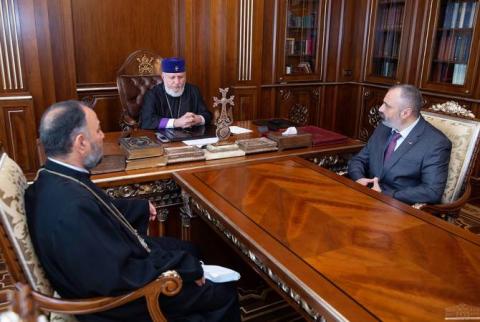 Le Ministre des Affaires étrangères d'Artsakh et le Catholicos discutent de la situation d'après-guerre