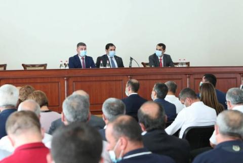 Вице-премьер Сурен Папикян представил новоназначенного губернатора Гегаркуника Карена Саркисяна
