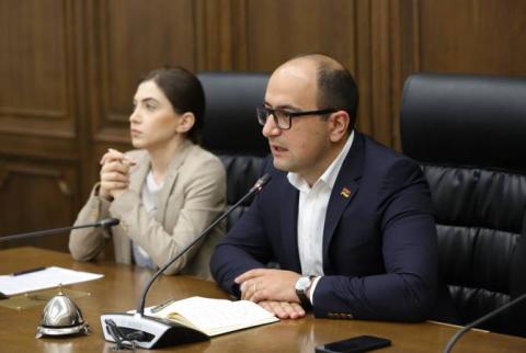 Ermenistan Parlamentosu'nun oturumları sonrası parlamento brifingleri