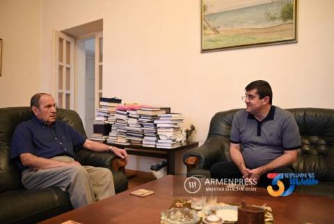 President of Artsakh visits First President of Armenia Levon Ter-Petrosyan to congratulate on Independence Day