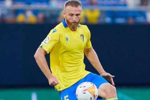 مدافع منتخب أرمينيا فارزدات هارويان يحرز هدف لناديه كاديس ليصبح أول لاعب كرة قدم أرمني يُسجّل في الدوري الإسباني