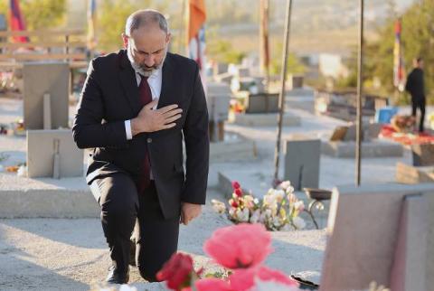 Ermenistan Başbakanı, 44 günlük savaşta şehit olan kahramanların anısına saygı duruşunda bulundu