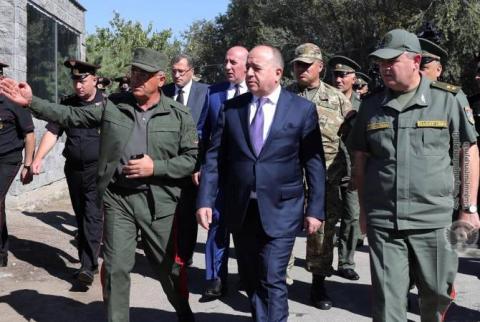 Defense Minister of Armenia pays tribute at Yerablur military pantheon