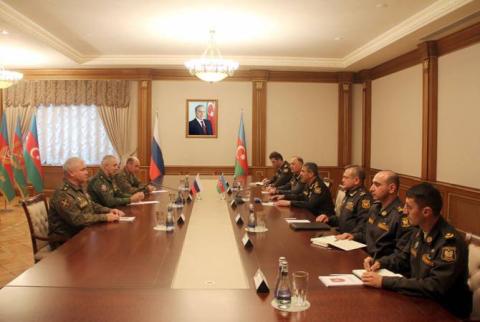Muradov, Hasanov'u Bakü'de Rus barış gücü askerlerinin yeni komutanı Genadi Anashkin ile tanıştırdı