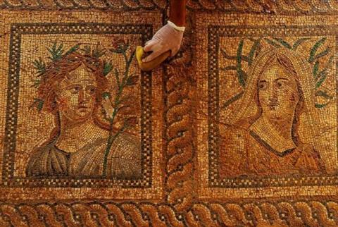 Metropolis Antik Kenti'ndeki restorasyonda, Yunan mitolojisinin tanrıları ve tiyatro sembollerinin de resmedildiği mozaikler belirgin hale getirildi