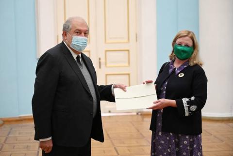 سفيرة أيرلندا لدى أرمينيا مارتينا فيني تقدّم أوراق اعتمادها إلى الرئيس أرمين سركيسيان