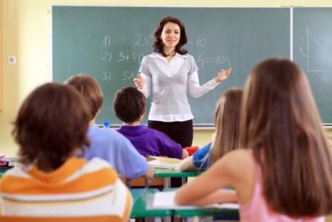 Les salaires des enseignants certifiés vont être augmentés de 30 à 50 %