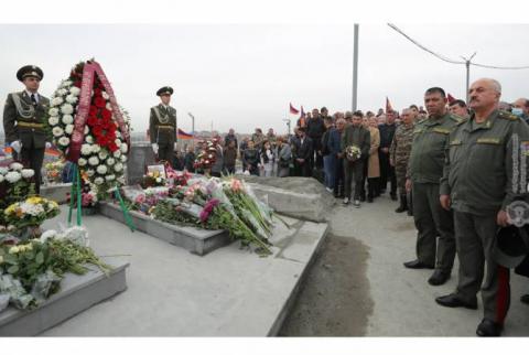 «Եռաբլուր»-ում կայացել է գնդապետներ Սարգսյանի և Շաքարյանի մահվան տարելիցի հիշատակի արարողություն