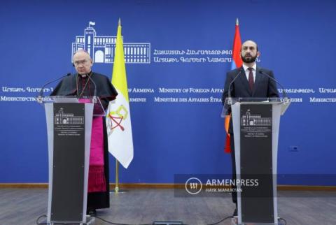 Ermenistan Dışişleri Bakanı ve Vatikan Devlet Sekreteri Vekili ortak açıklamada bulunuyorlar