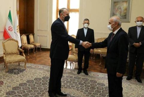 Rencontre entre le ministre iranien des Affaires étrangères et l'ambassadeur sortant d'Arménie