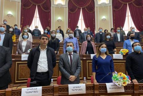 Ընթանում է Գյումրիի նորընտիր ավագանու առաջին նիստը. քաղաքապետի միակ թեկնածուն Վարդգես Սամսոնյանն է