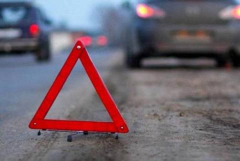 Ուշի գյուղի ոլորանների մոտակայքում ավտոմեքենան բախվել է տրակտորին և գլխիվայր շրջվել