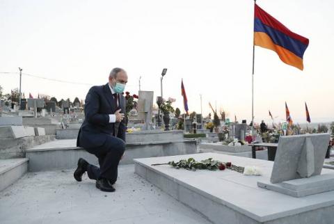 Ermenistan Başbakanı, Yerablur'u ziyaret edip Artsakh savaşının şehitleri anısına saygı duruşunda bulundu