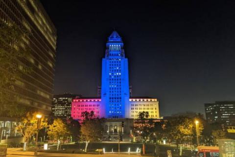مبنى بلدية مدينة لوس أنجلس تضاء بألوان علم أرمينيا بالذكرى السنوية الأولى لوقف إطلاق النار بآرتساخ وتكريماً للضحايا