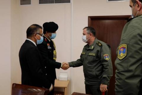 Начальник Генерального штаба ВС Армении принял новоназначенного военного атташе при посольстве Индии 