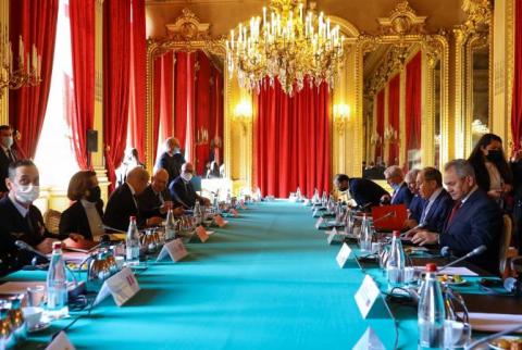 Les ministres des Affaires étrangères russe et français discutent du règlement du conflit du Haut-Karabagh