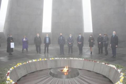 Des parlementaires grecs visitent le mémorial du génocide arménien à Erevan