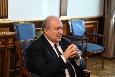 Le Président Armen Sarkissian a rencontré le professeur Aram Saharyan, docteur en sciences physiques et mathématiques