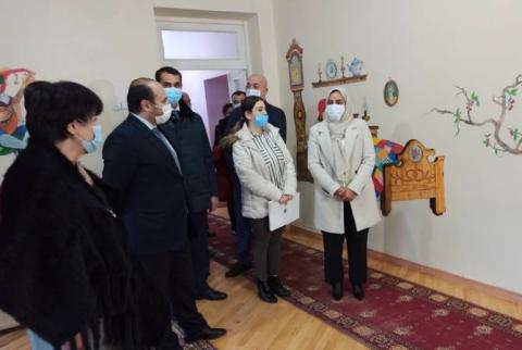 القائمة بأعمال سفارة الإمارات العربية المتحدة بأرمينيا أحلام راشد السلامي تسلّم هدايا لأطفال دار أيتام مدينة كافار  
