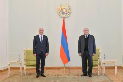 Le Président a accueilli l'Ambassadeur du Belarus