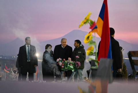 Ermenistan Cumhurbaşkanı, Vatan savunması için ölen kahramanların anısına saygı duruşunda bulundu.